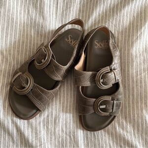 Söfft olive green buckle sandals